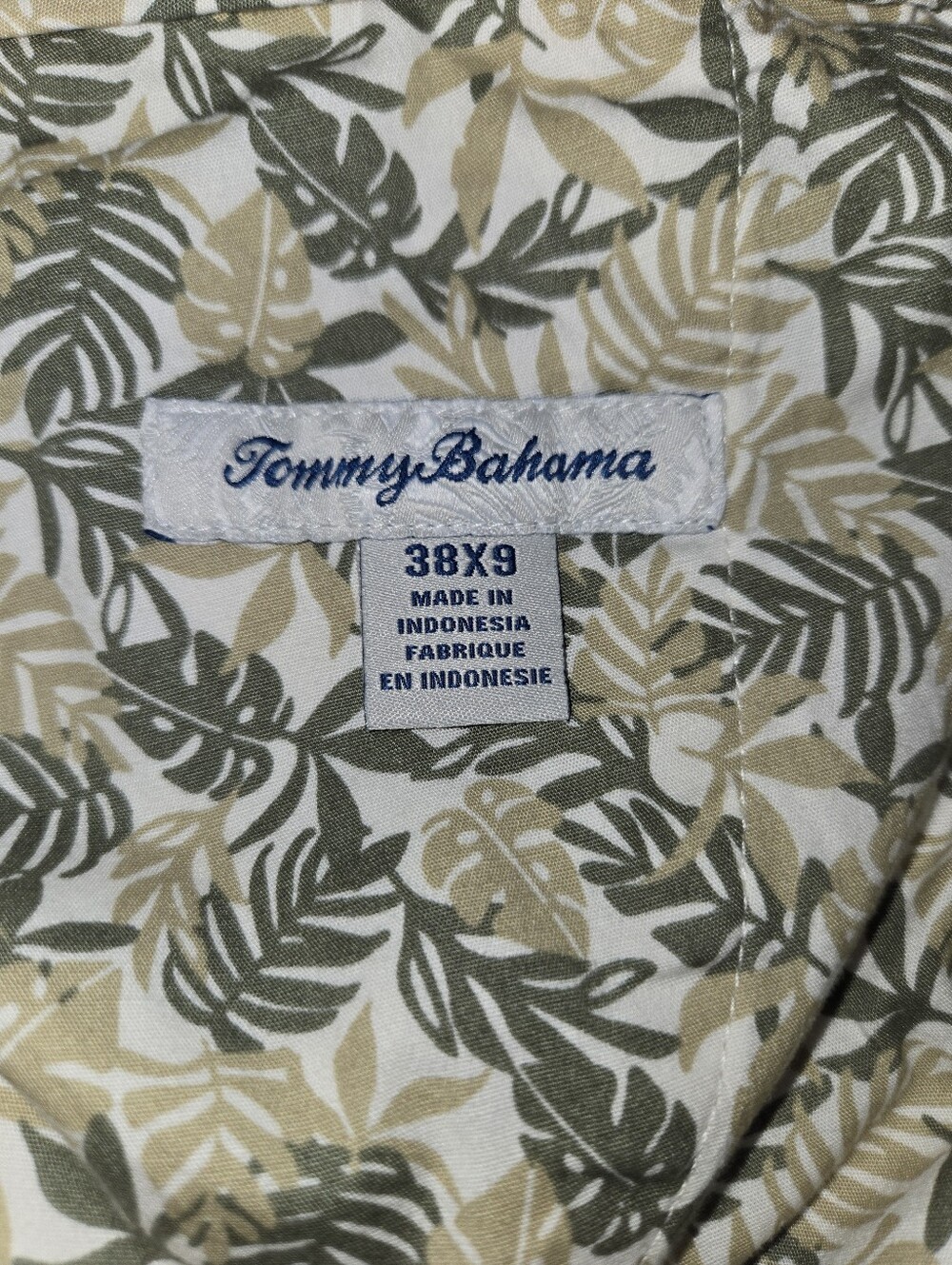 Tommy Bahama Men's Cream Cargo Shorts, Size 38 - Picture 4 of 4